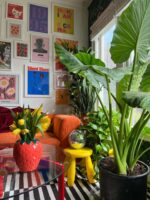 Sala de estar com decoração maximalista