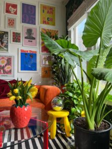 Sala de estar com decoração maximalista