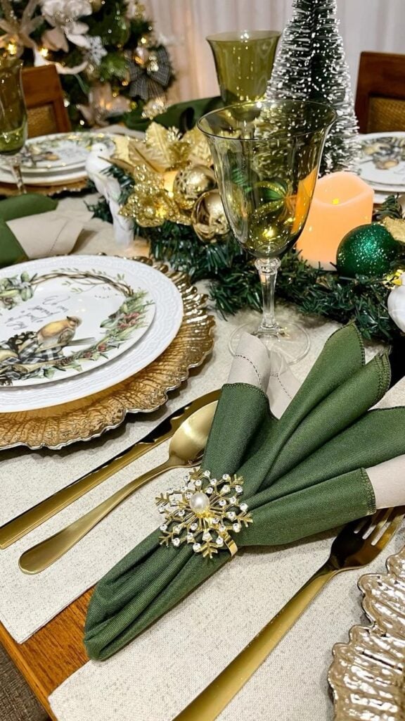 Mesa posta com as cores verde e dourado
