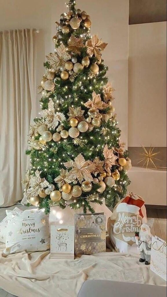 Pinheirinho com flores, bolas e luzes douradas