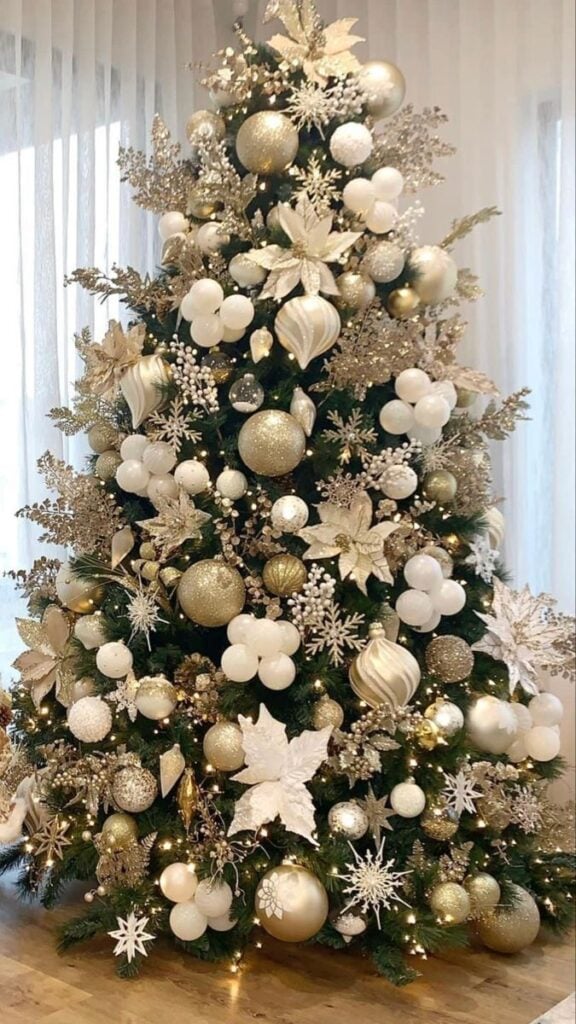 Árvore natalina com decoração em branco e dourado