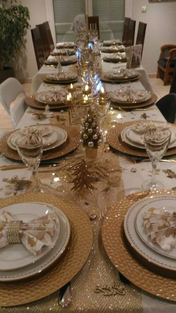 Mesa posta de Natal com detalhes em branco e dourado