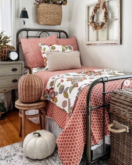 Quarto com cama de ferro e elementos em vime