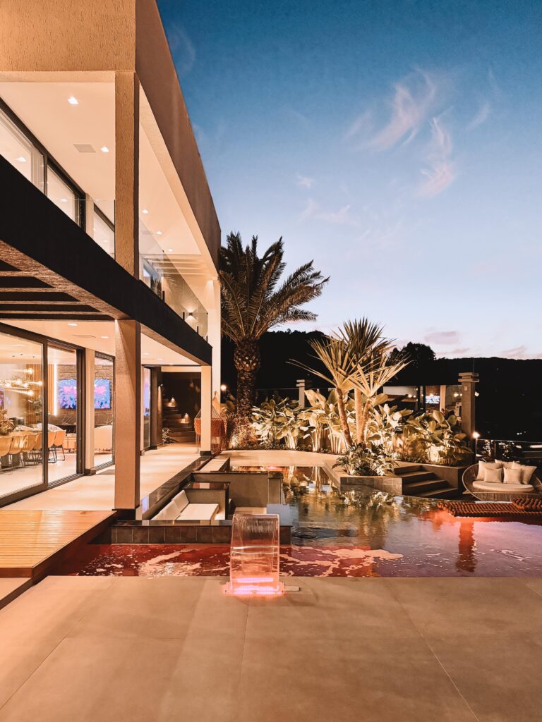 Fachada com paisagismo e piscina