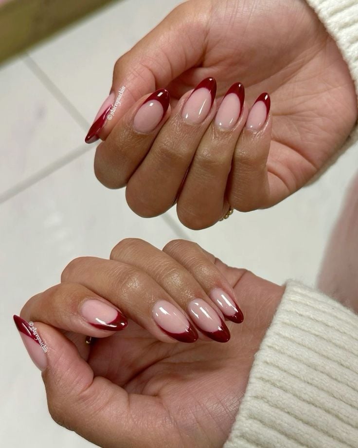 Pés de pele preta, com unha amendoada com francesinha vermelho-cereja 