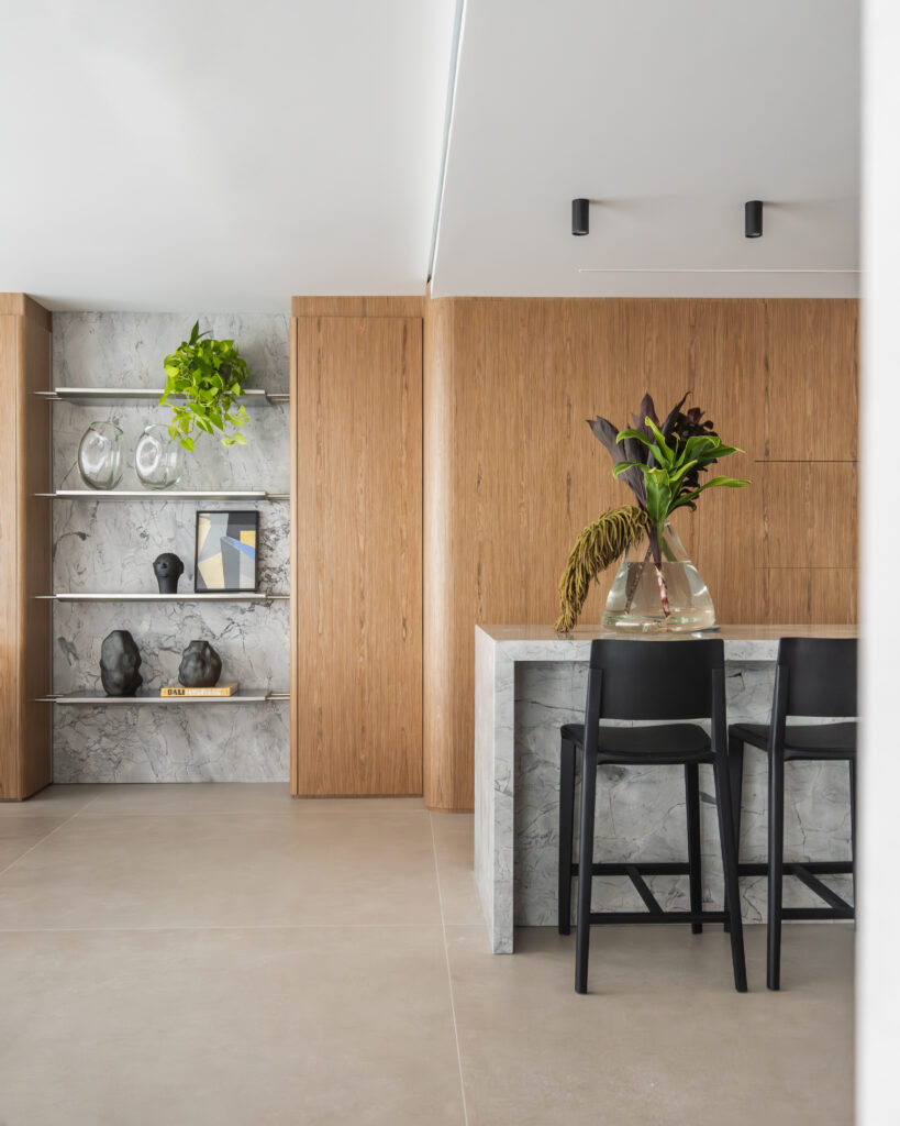 Prateleira com decoração para sala de estar