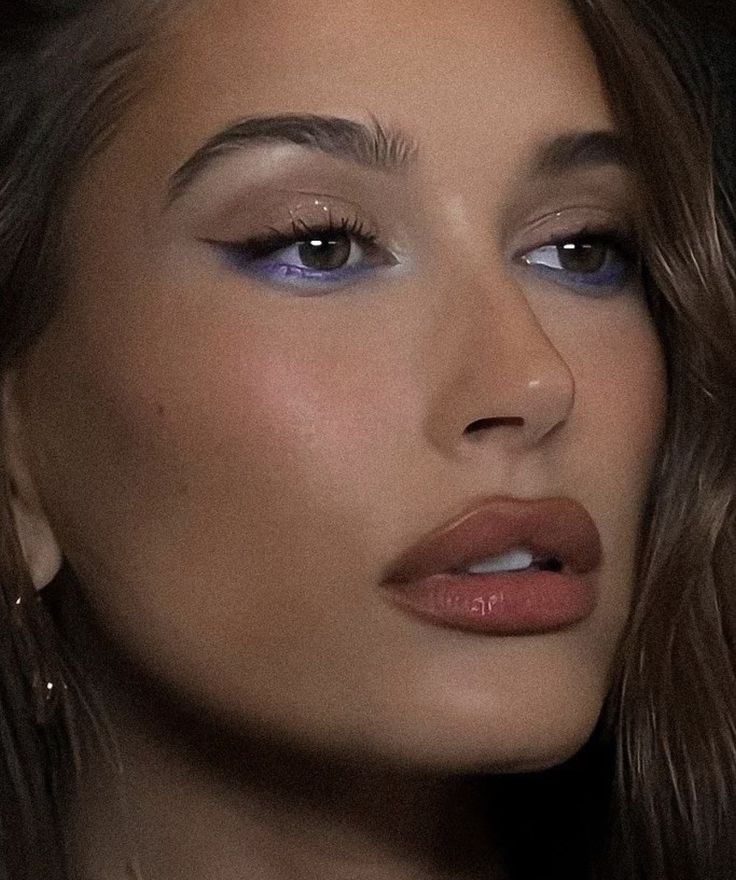 Hailey Bieber com a linha dos cílios inferiores colorida 