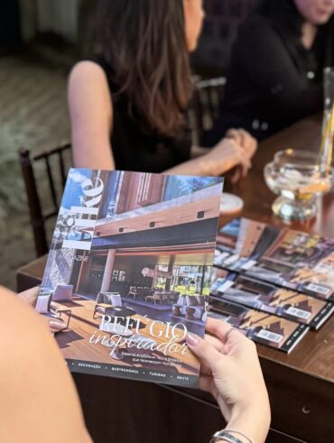 Pessoa com revista na mão