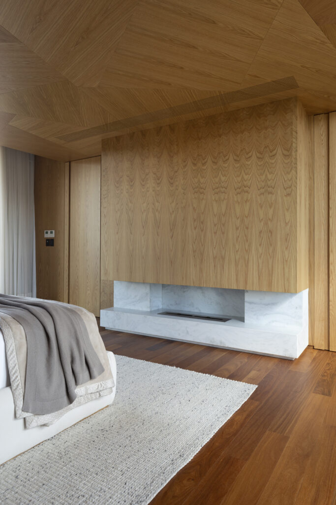 Quarto com lareira em pedra e madeira