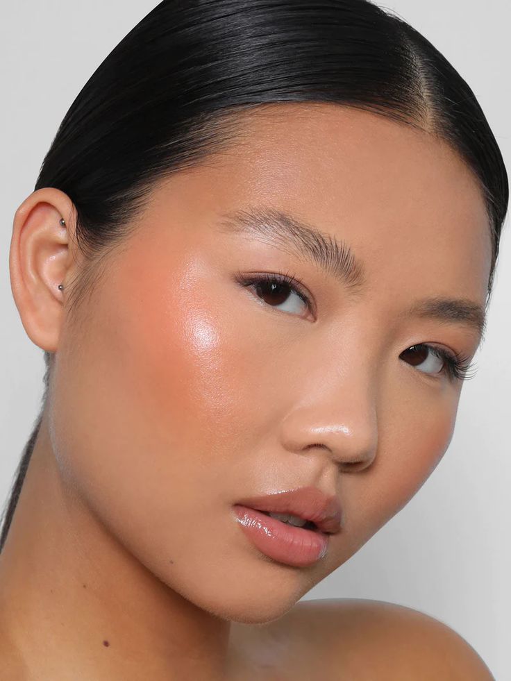 Mulher com descendência oriental, cabelo escuro preto e make glow 
