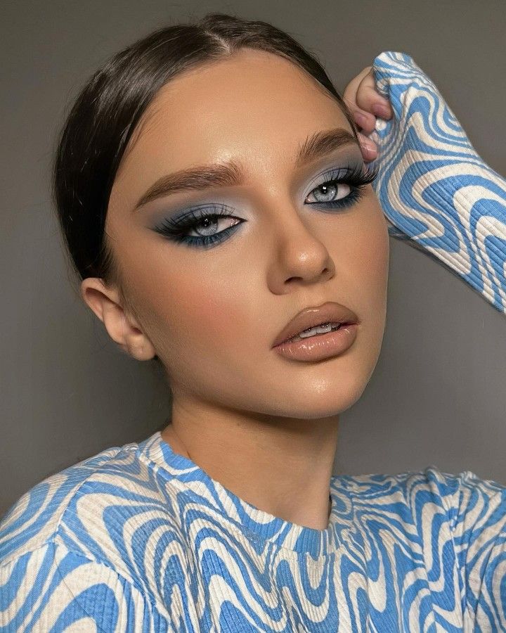 Mulher de pele branca, com maquiagem azul-celeste