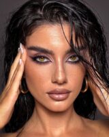 Mulher de pele clara, com wet hair e maquiagem dark siren
