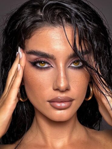 Mulher de pele clara, com wet hair e maquiagem dark siren