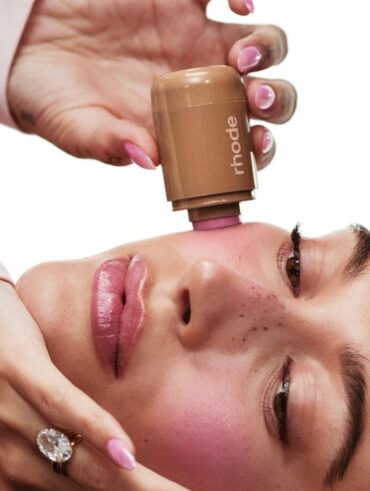 Hailey Bieber aplicando blush da sua marca, a Rhose