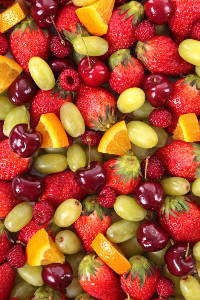 Morangos, uvas, pedaços de laranja e uvas
