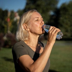 Mulher loira tomando água