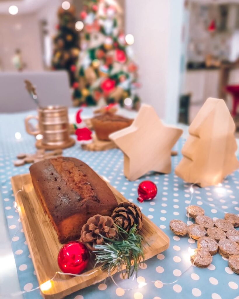 Mesa posta de Natal com pão, decorado com pinha e bolinha de Natal