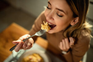 Mulher feliz comendo