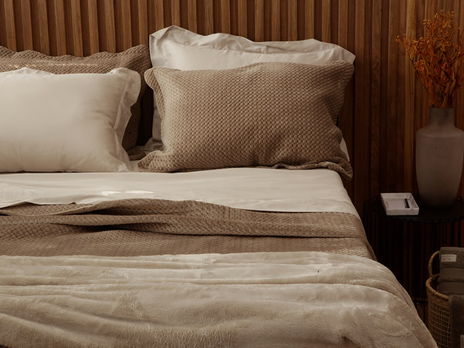 Roupa de cama em tons amarronzados