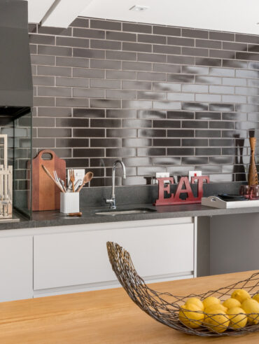 Cozinha com revestimento em preto alinhado horizontalmente