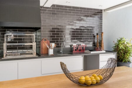 Cozinha com revestimento em preto alinhado horizontalmente
