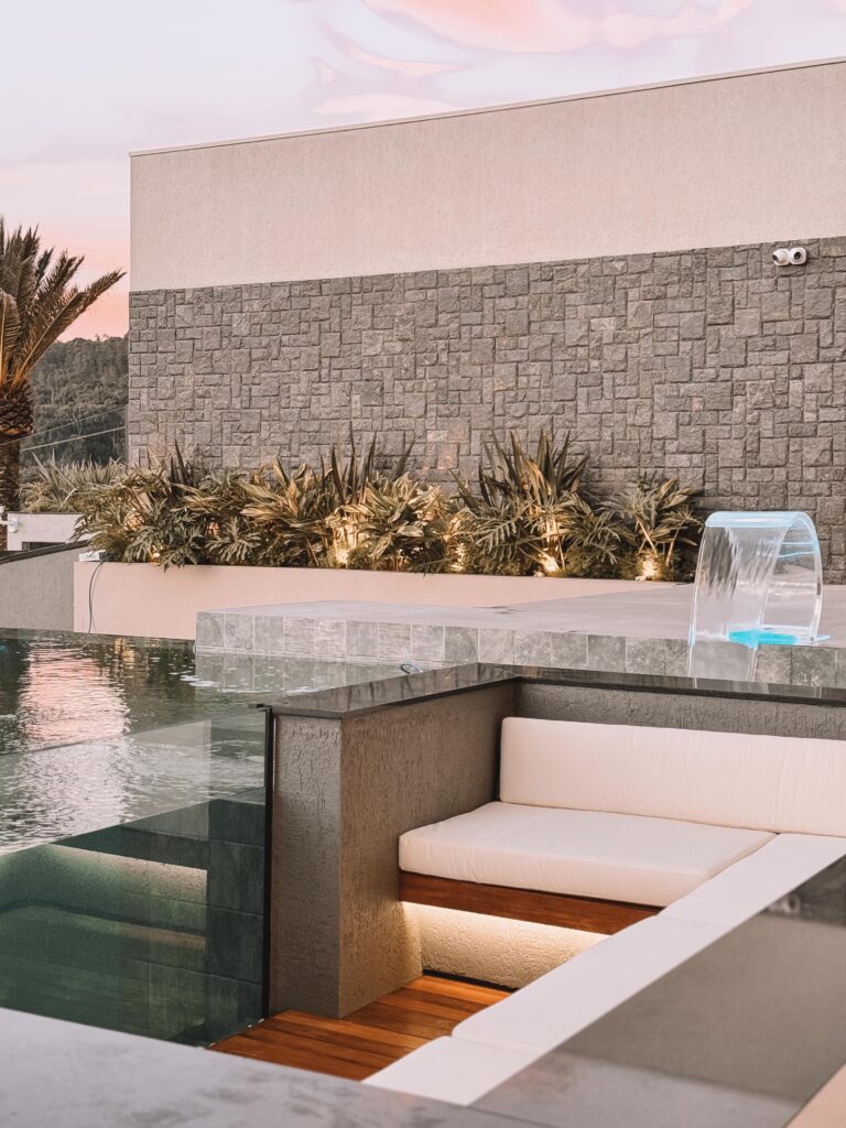 Piscina com espaço para acomodar convidados