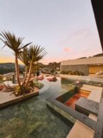Piscina com paisagismo