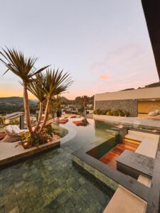 Piscina com paisagismo