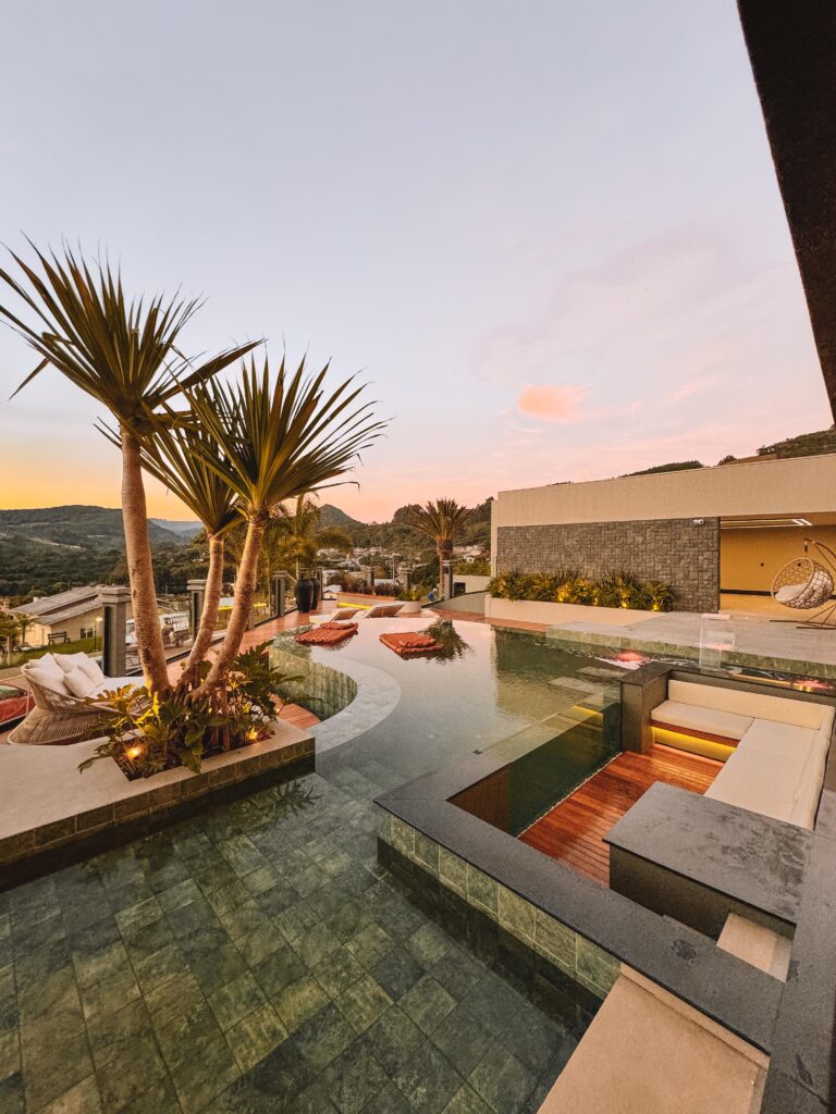 Piscina com paisagismo