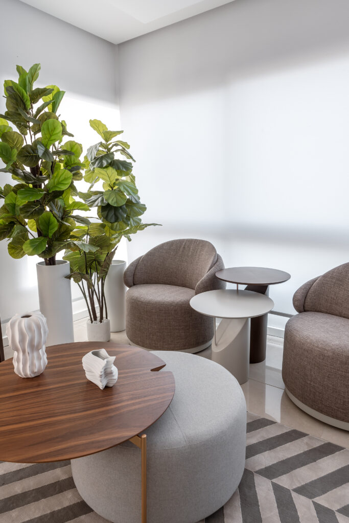 Sala de estar com poltronas e mesas em formatos orgânicos