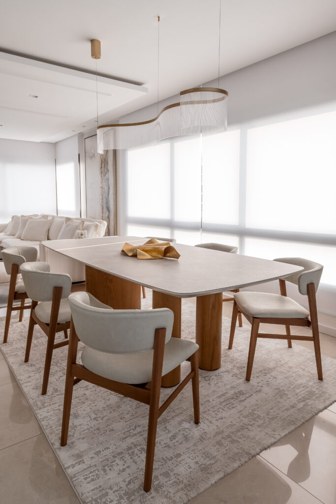 Sala de jantar com mesa orgânicas em cor neutra e pés de madeira
