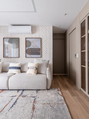 Sala de estar em tons neutros com ar-condicionado branco
