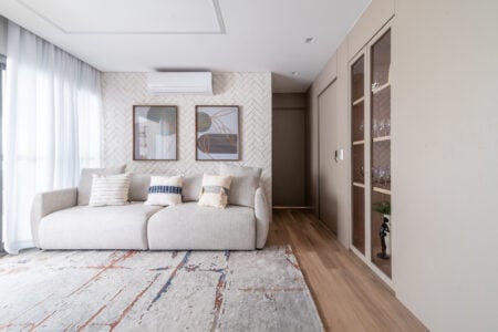 Sala de estar em tons neutros com ar-condicionado branco