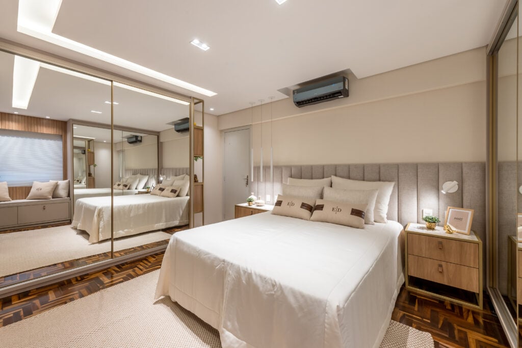 Quarto com estilo sofisticado, cama de casal, mesas de cabeceira e guarda-roupa com espelho e gesso com sanca iluminada