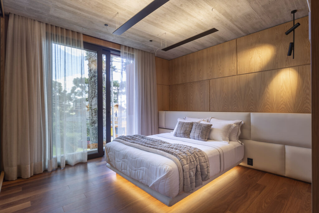 Quarto de hóspedes, com iluminação na cama, com cabeceira estofada