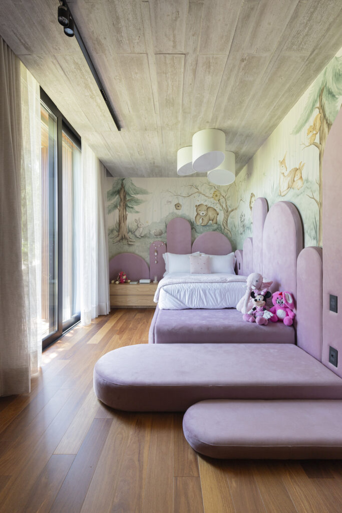 Quarto infantil com aquarela nas paredes