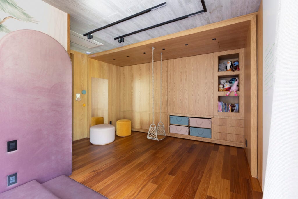 Quarto infantil com madeira