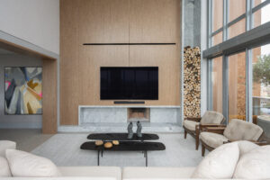 Sala de estar com lareira e painel de madeira
