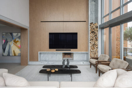 Sala de estar com lareira e painel de madeira