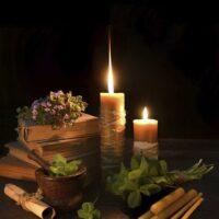 Velas, livros e flores
