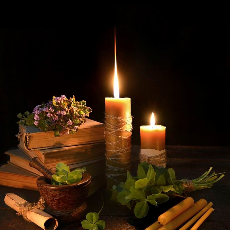 Velas, livros e flores