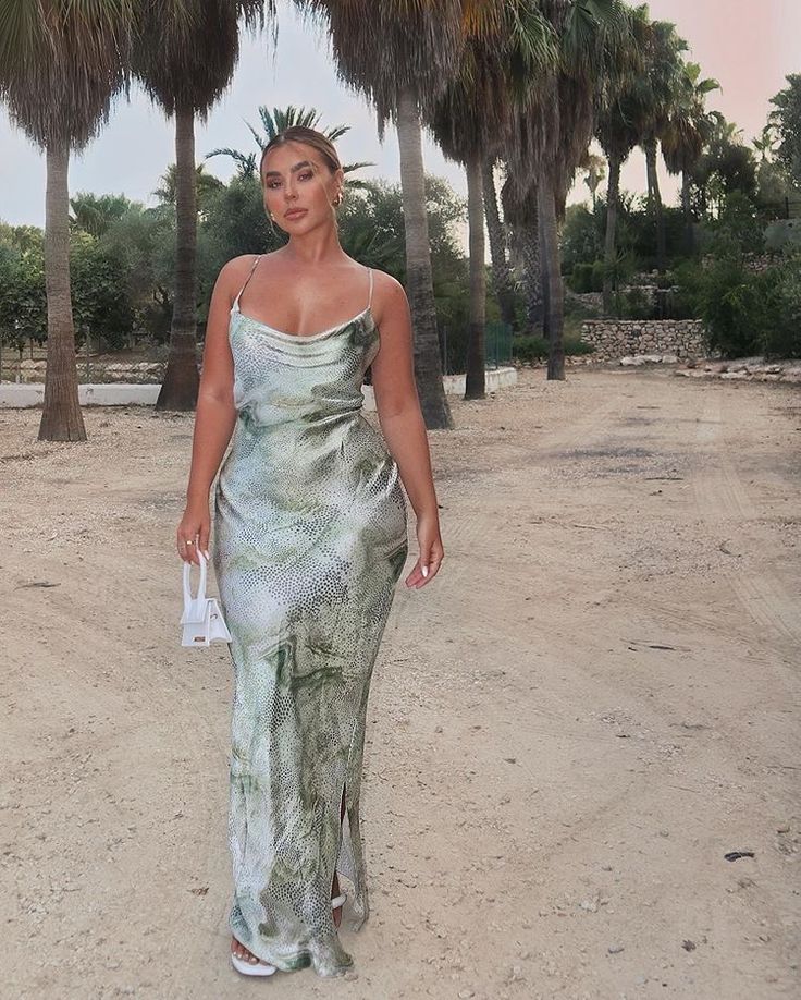 Mulher usando slip dress estampado