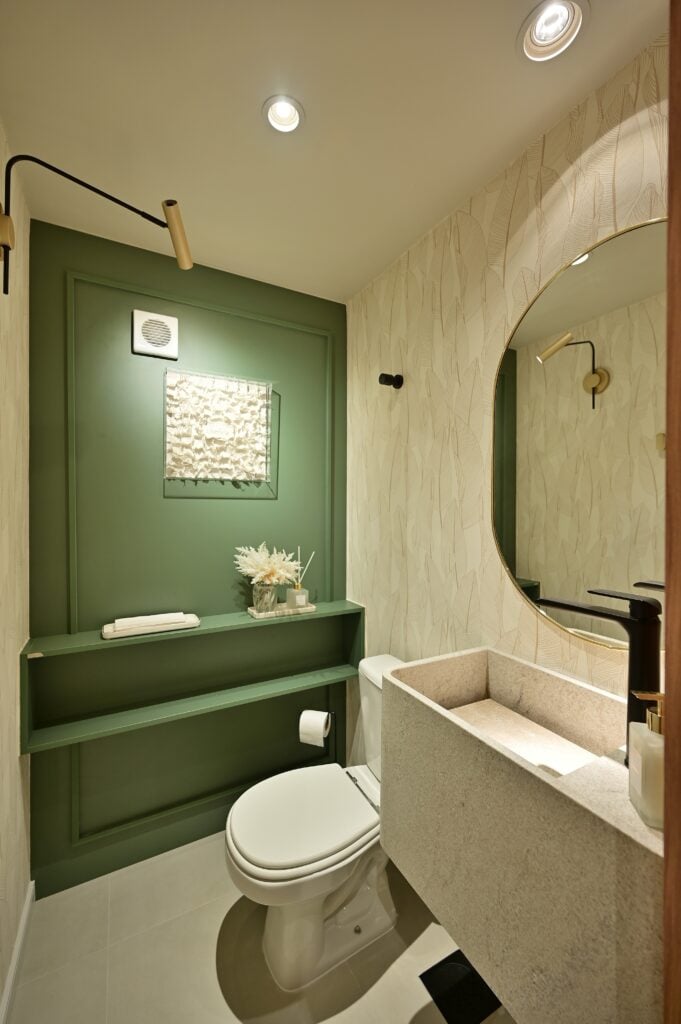 Lavabo com papel de parede e parede verde