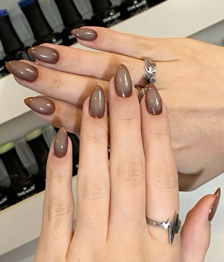 Esmalte marrom: 5 maneiras diferentes de usar a cor nas unhas