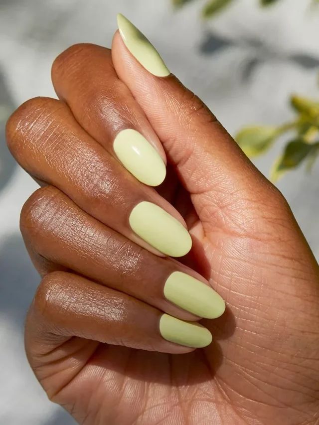 Mão de pele preta, com unha amendoada verde-matchá