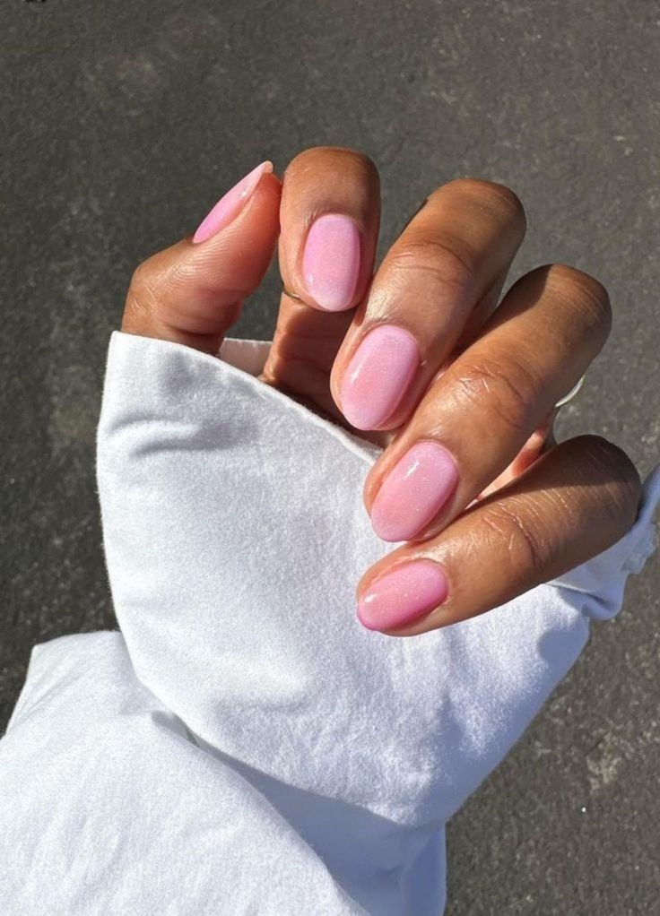 Mão de pele preta, com unha curta e amendoada rosa-claro