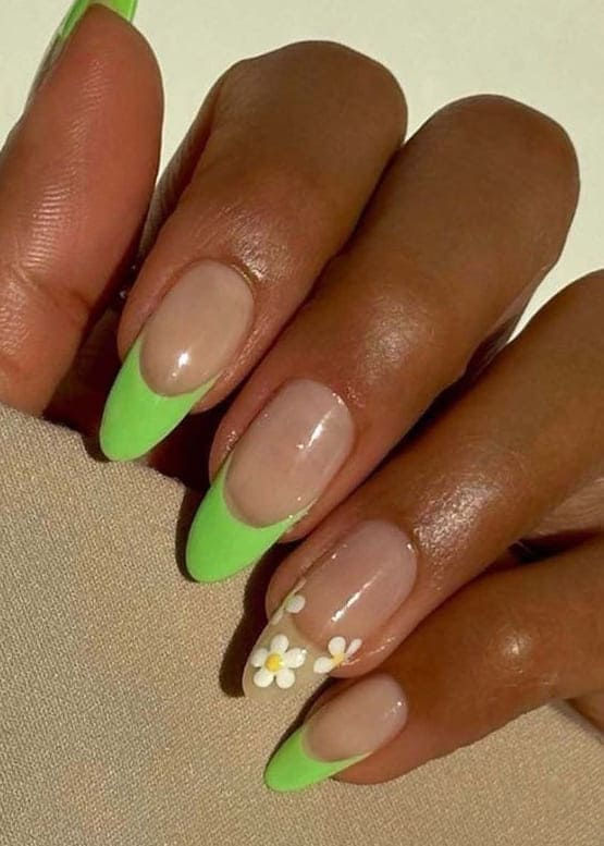 Mão de pele preta, com unha amendoada com francesinha verde neon e flores decoradas