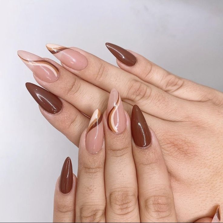 Esmalte marrom: 5 maneiras diferentes de usar a cor nas unhas