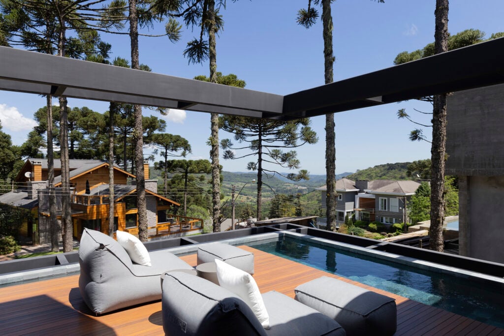 Área de lazer com piscina e viga metálica