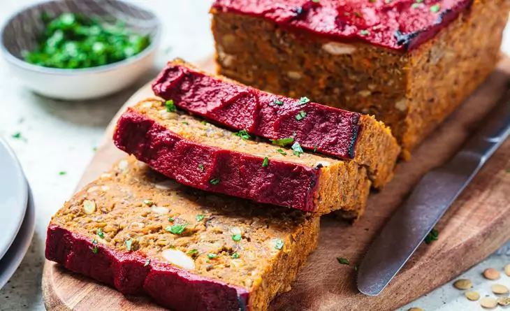 ceia vegetariana: prato de assado de lentilha